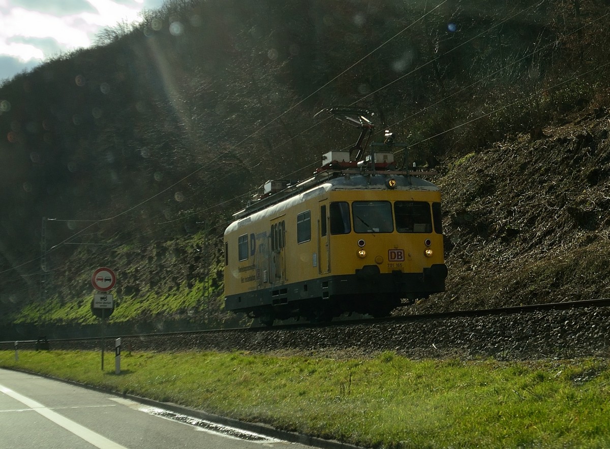 Zwischen Neckarhausen und Hirschhorn machte ich diesen Notschuß auf den plötzlich erscheinenden 701 165 aus dem fahrenden Auto heraus.Ich habe vorher noch nie einen solchen Triebwagen im Einsatz gesehen. 20.2.2014