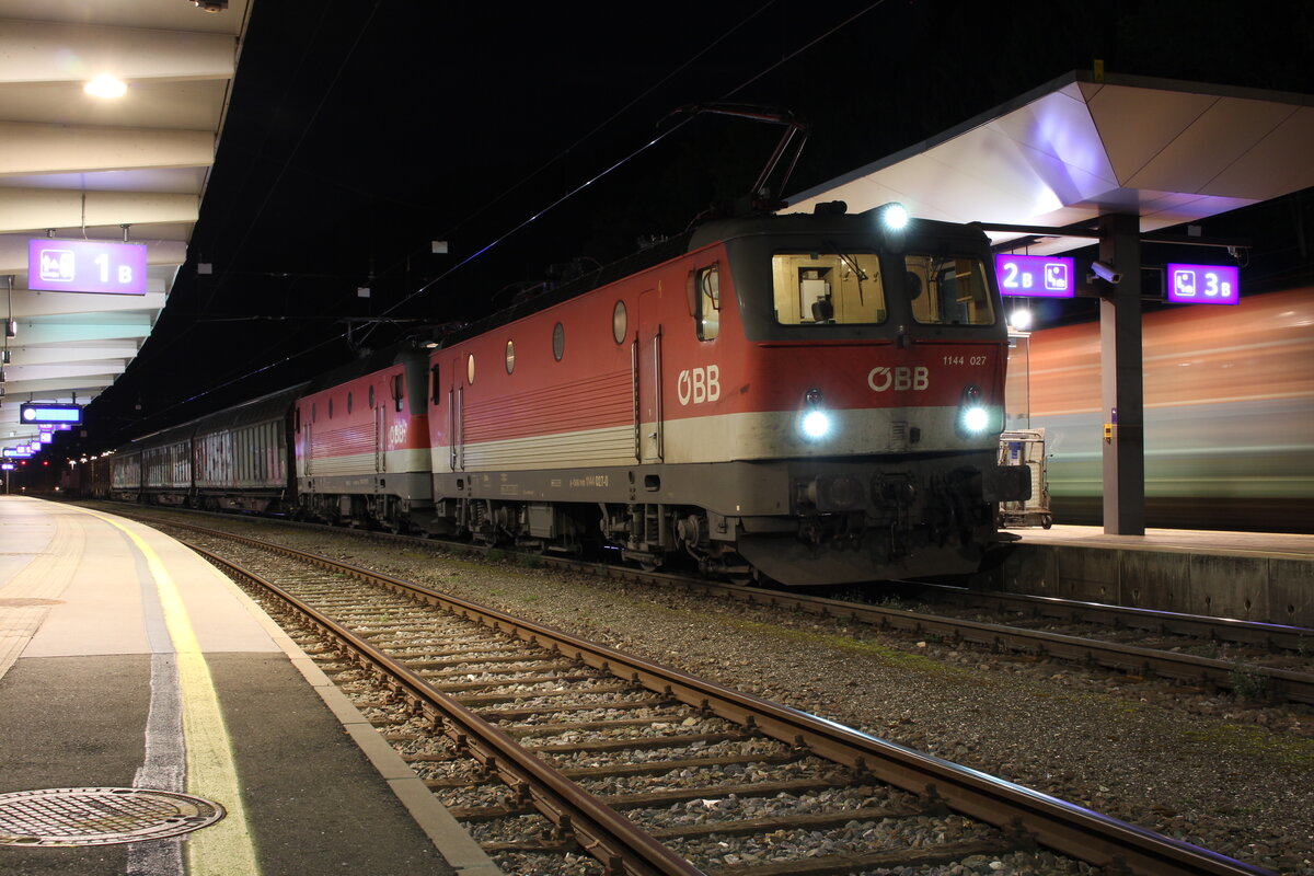 Zwischen Niklasdorf und Leoben Hbf wird zur Zeit die neue Haltestelle Leoben Lerchenfeld gebaut. Aus diesem Grund ist Zwischen den beiden Bahnhöfen ein Streckengleis gesperrt.
Sehr früh morgens warten die 1144 027 und 1144 116 mit dem DG54691 in Leoben Hbf auf die Kreuzung mit einem Güterzug und die Weiterfahrt nach Bruck an der Mur Fbf