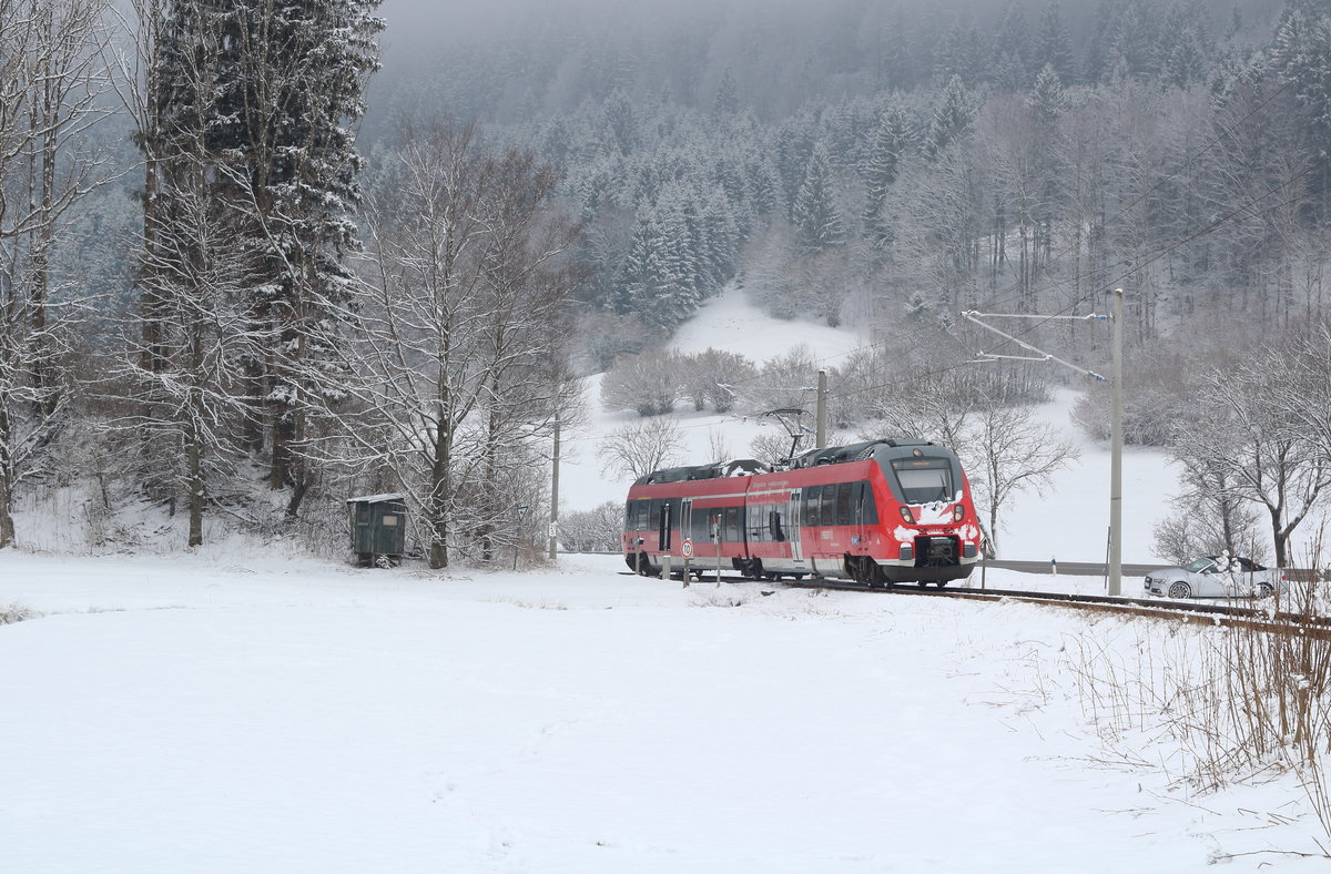 Zwischen Oberammergau und Unterammergau ist ein 2-teiliger  Hamster  als RB Oberammergau - Murnau unterwegs. Auf der ca. 24 km langen Ammergaubahn muss der/die TriebfahrzeugführerIn 54 mal pfeifen, da es zahlreiche technisch ungesicherte Bahnübergänge gibt. 

Oberammergau, 18. März 2018