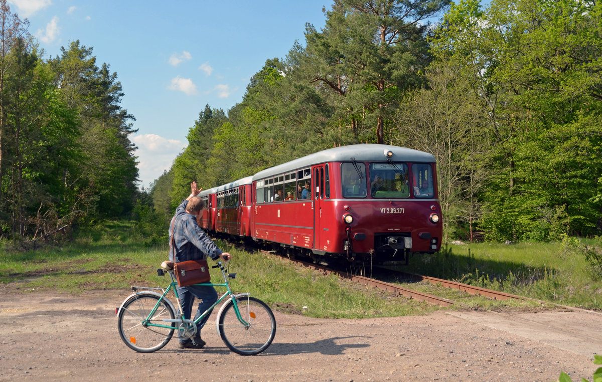 Zwischen Oranienbaum und Jüdenberg passiert das Ferkeltaxen-Trio abermals den Bahnübergang an welchem am 18.05.19 auch ein Fahrradfahrer den Zug begrüßte.