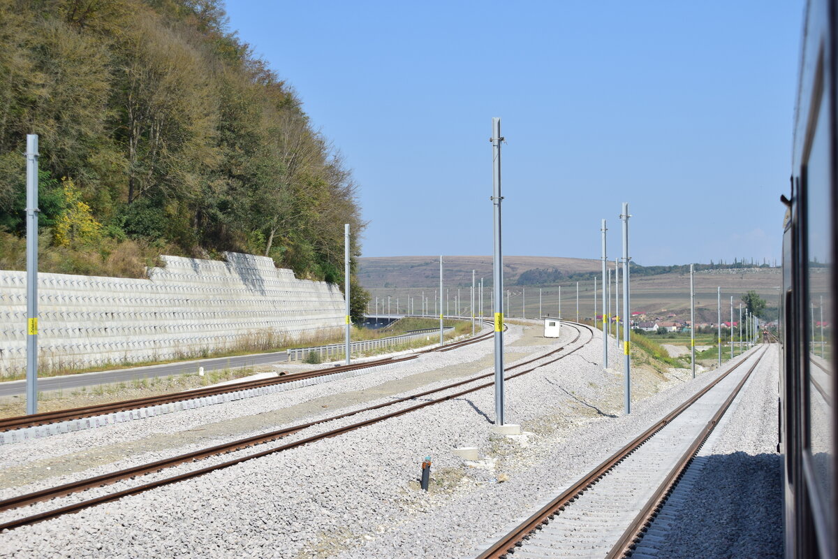 Zwischen Ormenis und Apata fädelt der neutrassierte Abschnitt ein in die Bestandsstrecke. Der neue Trassenverlauf führt durch den Berg von Apata nach Racos und erlaubt in Zukunft Geschwindigkeiten von 160kmh.

Apata 02.09.2025
