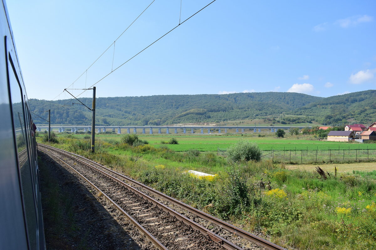 Zwischen Ormenis und Apata sieht man bereits den neuen Trassenverlauf des Neutrassierten Abschnitts der Bahnstrecke Sighisoara nach Brasov. Hierbei führt die Bahnstrecke zukünftig von Racos durch den Berg nach Apata anstatt um den Berg wie es momentan der Fall ist.

Ormenis 02.09.2025