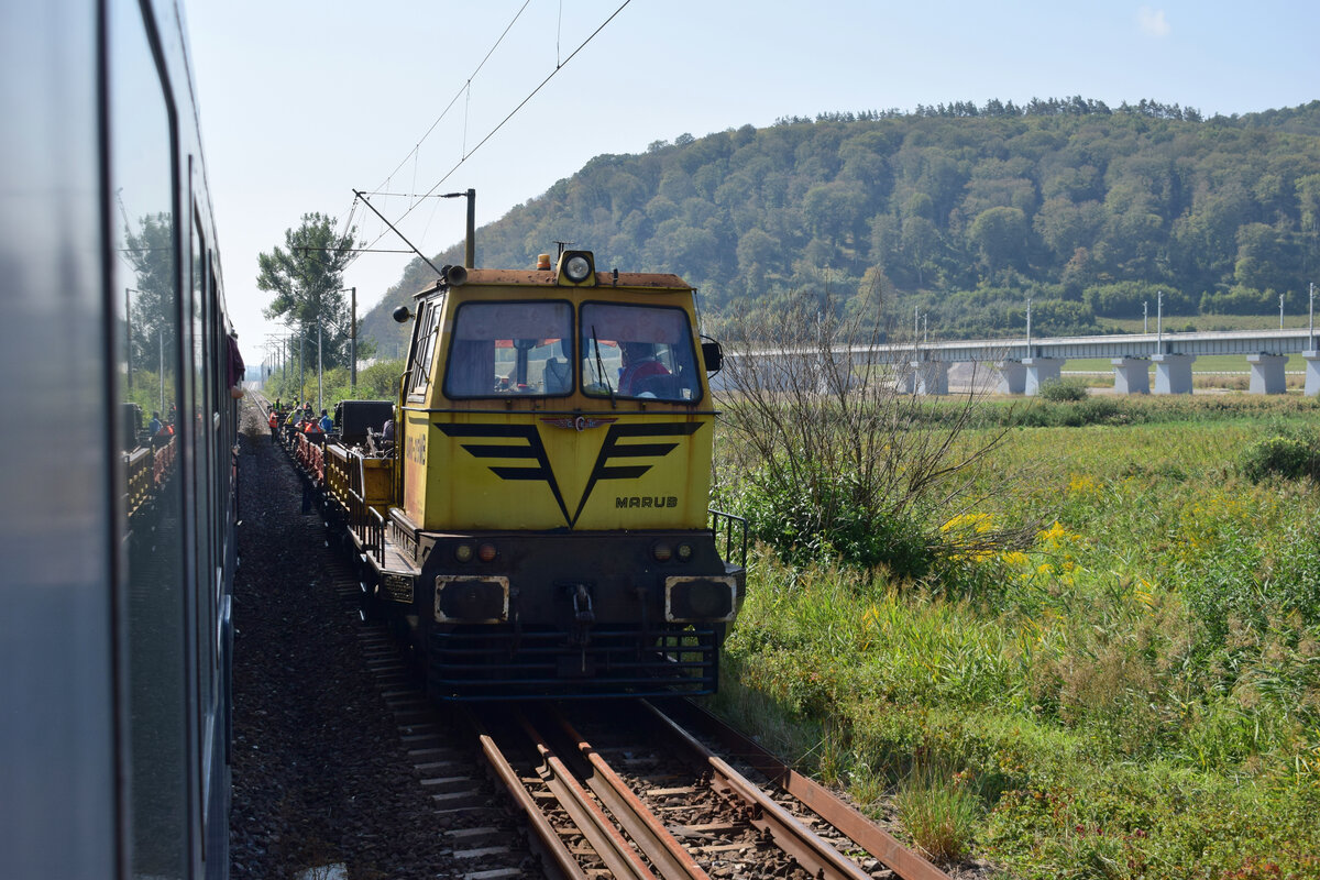 Zwischen Ormenis und Apata im Streckengleis von Ormenis nach Apata auch Altschienen verfahren bzw verlegt zum abtransport. Hierbei sieht man ein Baufahrzeug des Typs UAM 215 MB.

Ormenis 02.09.2025