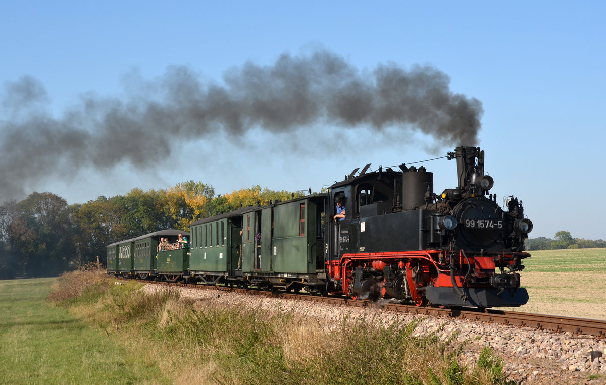 Zwischen Oschatz und Naundorf führte 99 1574 ihren Personenzug am 13.10.18 nach Kemmlitz Ort.