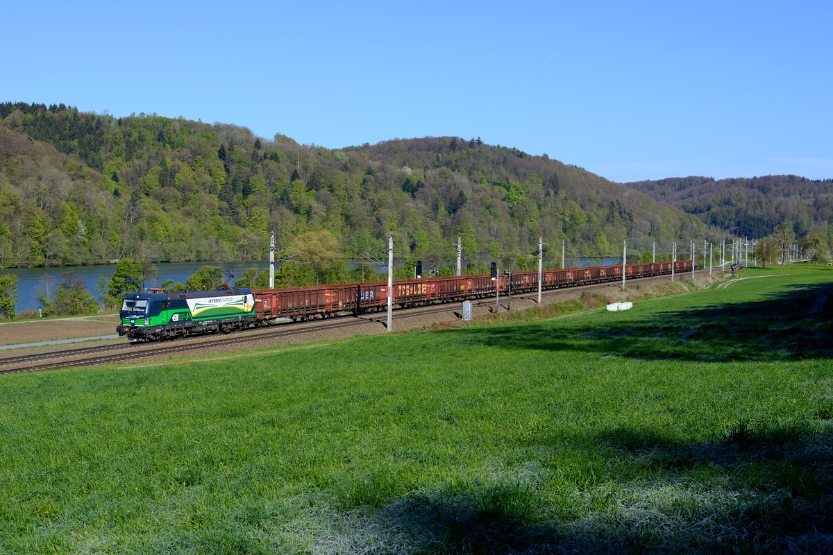 Zwischen Passau und Wernstein konnte ich am Morgen des 24. April 2017 die für die GYSEV fahrende ELL 193 246 mit einem sehr interessanten Ganzzug aufnehmen. Im Hintergrund fließt der Inn ruhig dahin, der Tag begann recht frisch, wie man am Raureif im Bildvordergrund noch erkennen kann.
 