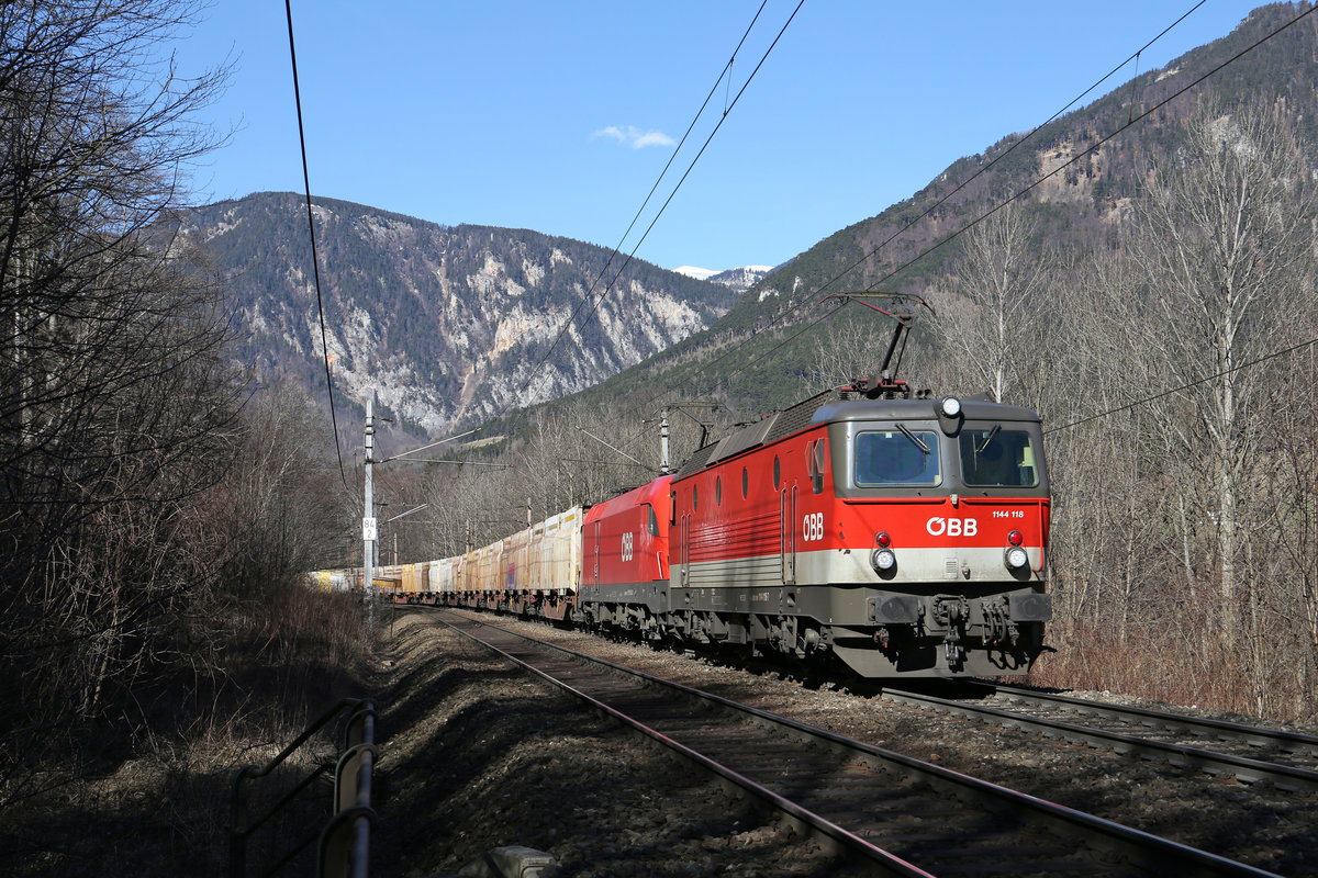 Zwischen Payerbach/R. und Küb kämpft sich der schwere Hackschnitzelzug G-53515 mit 1144.118+1116.148 und einer 1142 als Nachschiebe am 4.3.17 bergwärts.