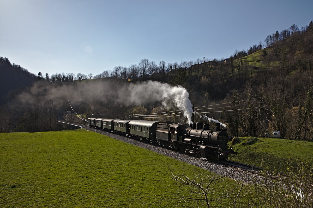 Zwischen Podmelec und Grahovo ist diese Gegenlichtaufnahme der 25.026 mit ihrem herrlilchen Zug bestehend aus 5 Zweiachsern entstanden. (07.04.2018)
