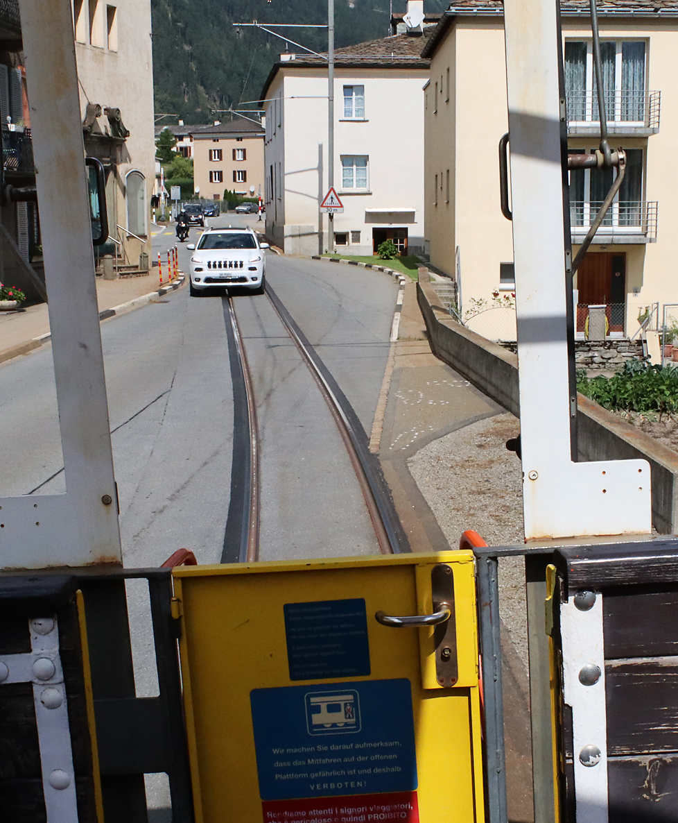 Zwischen Poschiavo und Le Prese verläuft das Bahngleis teilweise auf der Strasse. Le Prese, 21.8.2023