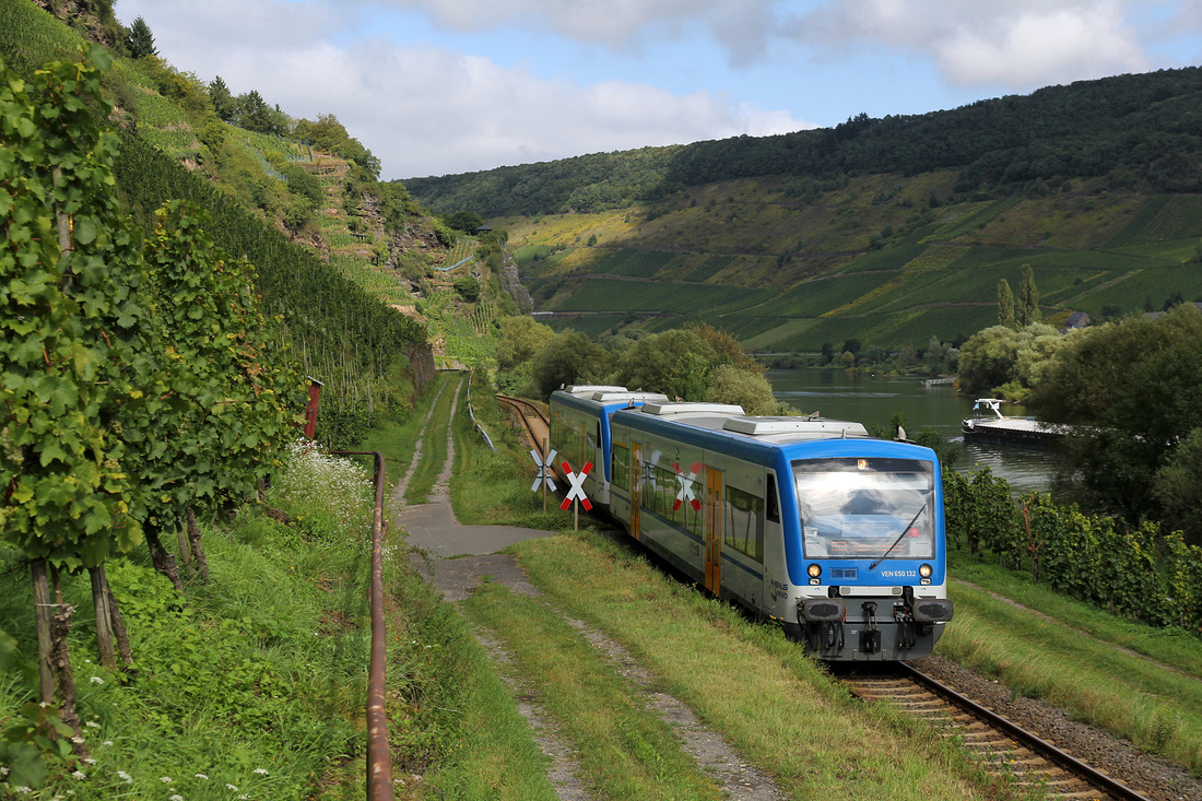 Zwischen Reil und Kövenig wurde dieses Bild aufgenommen.
Es zeigt VEN 650 132  Frida  und  VEN 650 131  Lily , die als RB 85 nach Traben-Trarbach unterwegs sind.