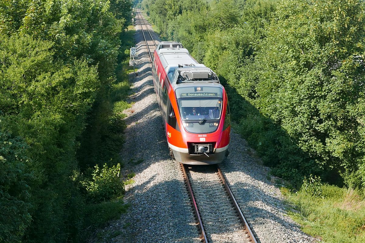 Zwischen Riedlingen und Herbertingen fährt 644 033 von Ulm kommend am 24.07.2019 als RE 22322 nach Donaueschingen.