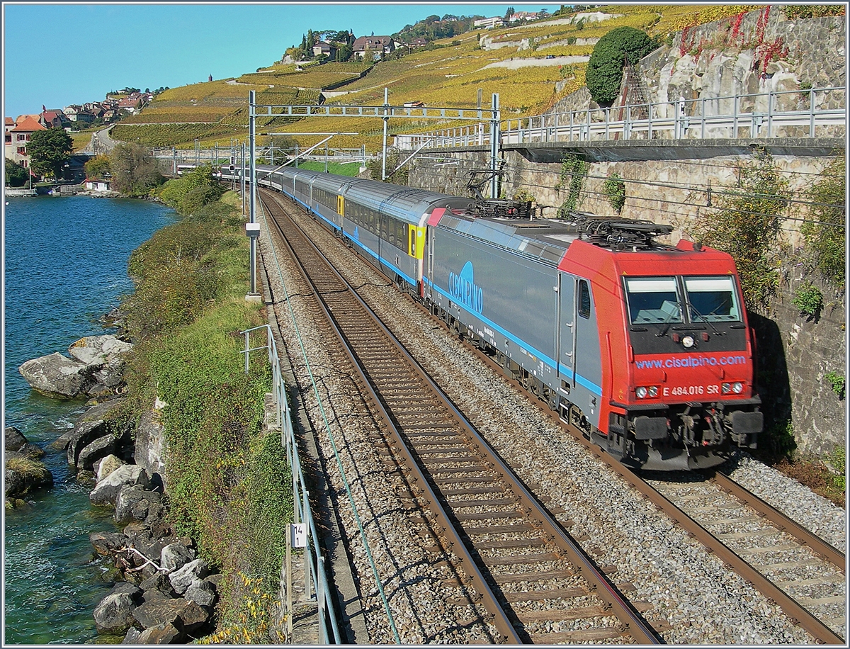 Zwischen Rivaz und St-Saphorin fährt die SBB Re 484 016 mit einem CIS EC Richtung Italien. 
19. Oktober 2007 