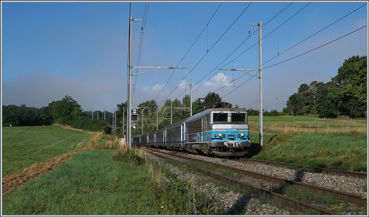 Zwischen Russin und Satigny ist die SNCF BB 223602 mit ihrem TER von Lyon nach Genève unterwegs. 

2. August 2021