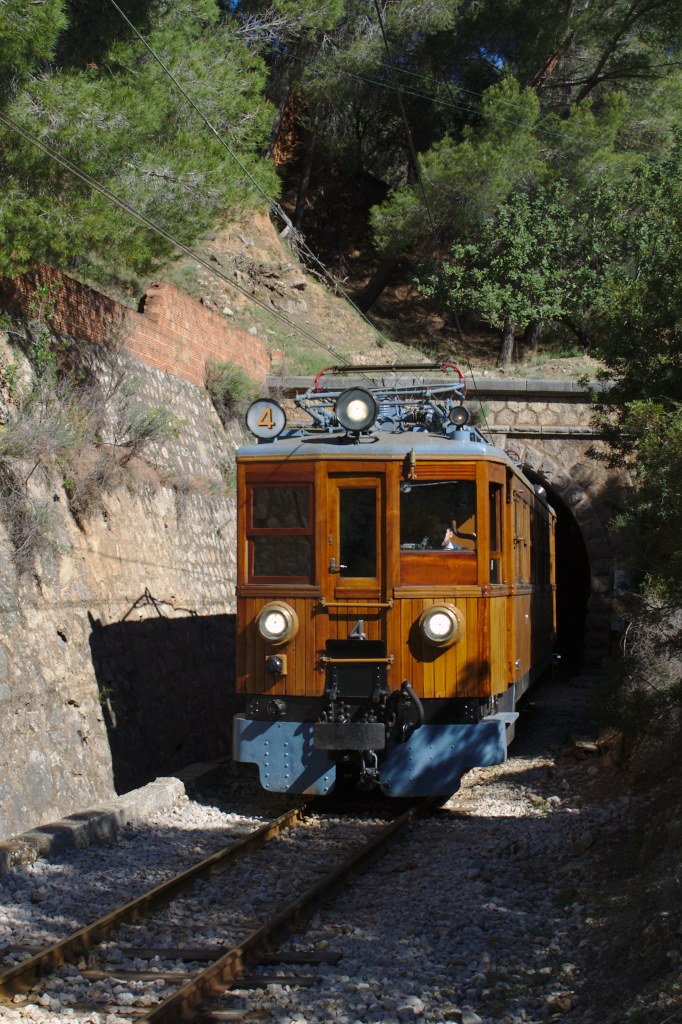 Zwischen Sóller und Bunyola befindet sich die aufwändig trassierte Bergstrecke der Bahnlinie, die unter anderem durch 13 Tunnel führt. Dieses Bild zeigt einen Zug in Richtung Palma beim Verlassen eines der Tunnel. (06.04.2014)