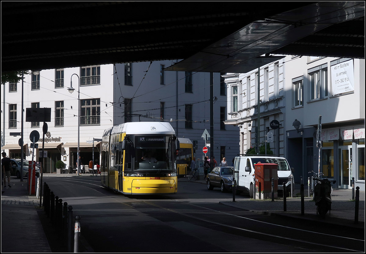 Zwischen den Schatten die Sonne -

Eine Flexity Berlin Tram kurz vor der Unterführung unter der Berliner Stadtbahn am S-Bahnhof Hackescher Markt.

19.08.2019 (M)