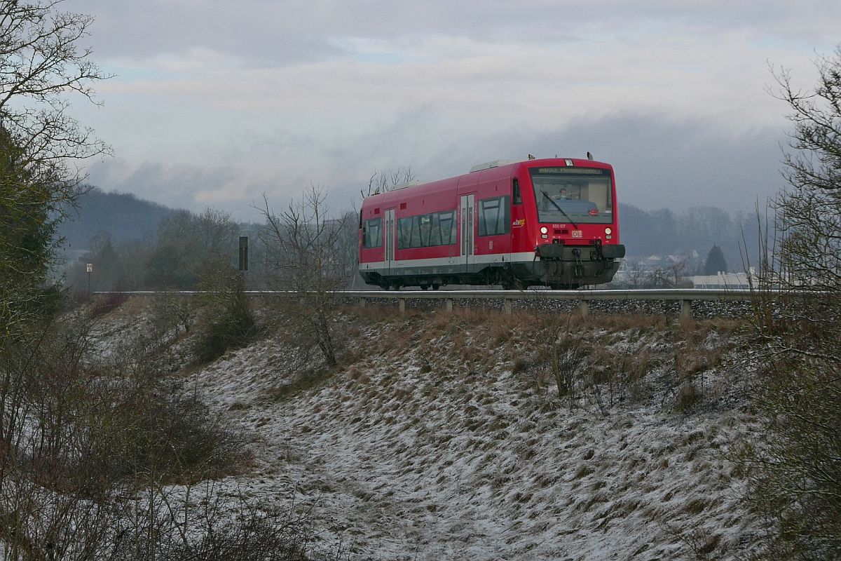 Zwischen Scheer und Mengen befindet sich 650 017 am 08.02.2021 als RB 53 / RB 17805 auf der Fahrt von Sigmaringen nach Memmingen.