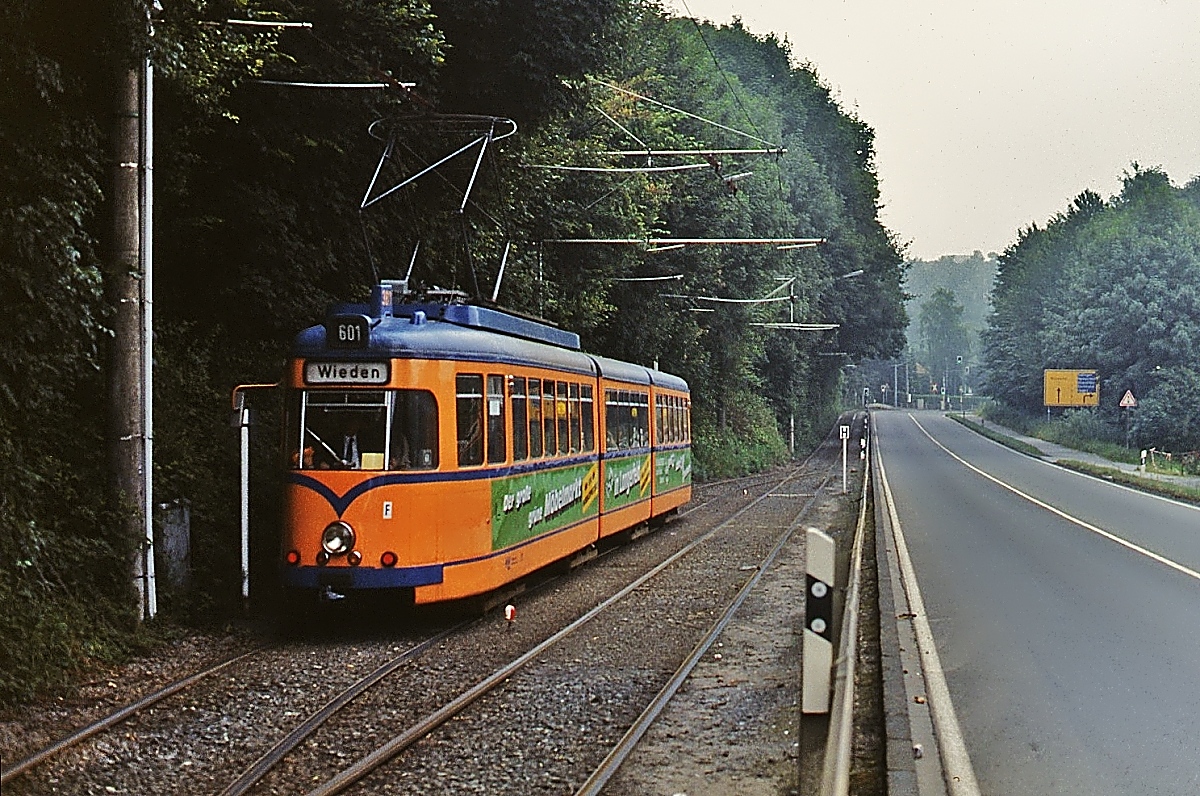 Zwischen Schliepershäuschen und Wieden verlief die Strecke der Wuppertaler Linie 601 eingleisig parallel zur Düsseldorfer Straße, um 1985 wartet ein Triebwagen der Serie 3801 - 3816 in einer Ausweiche auf den Gegenzug.
