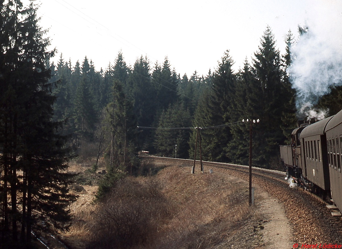 Zwischen Schwarzenau und Zwettl ist eine 93 Anfang April 1975 mit einem Personenzug unterwegs