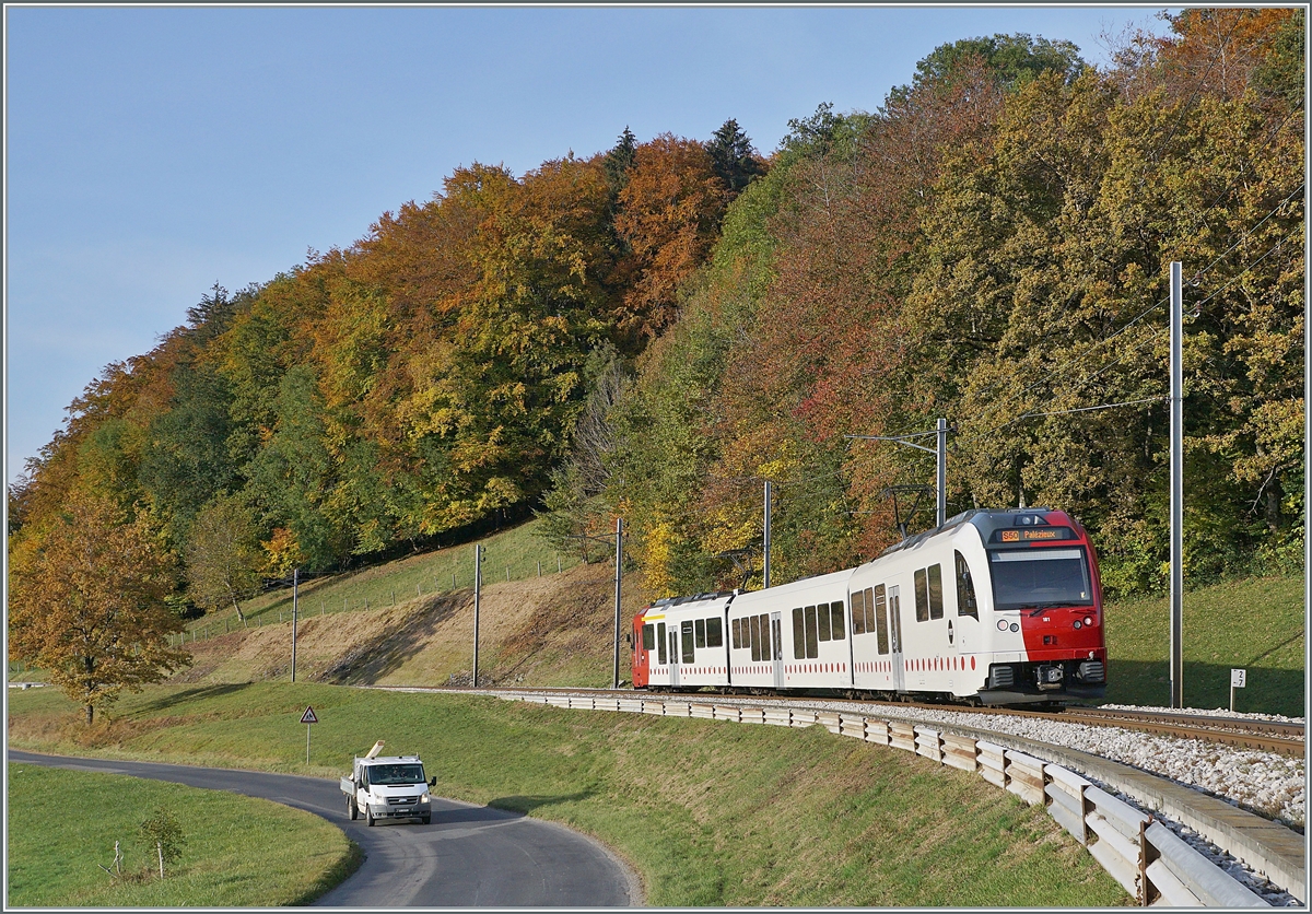 Zwischen Semsales und Châtel St-Denis vor einem herbstlichen Hintergrund fährt TPF SURF ABe 2/4 | B | Be 2/4 101 in Richtung Palézieux. 

22. Okt. 2020