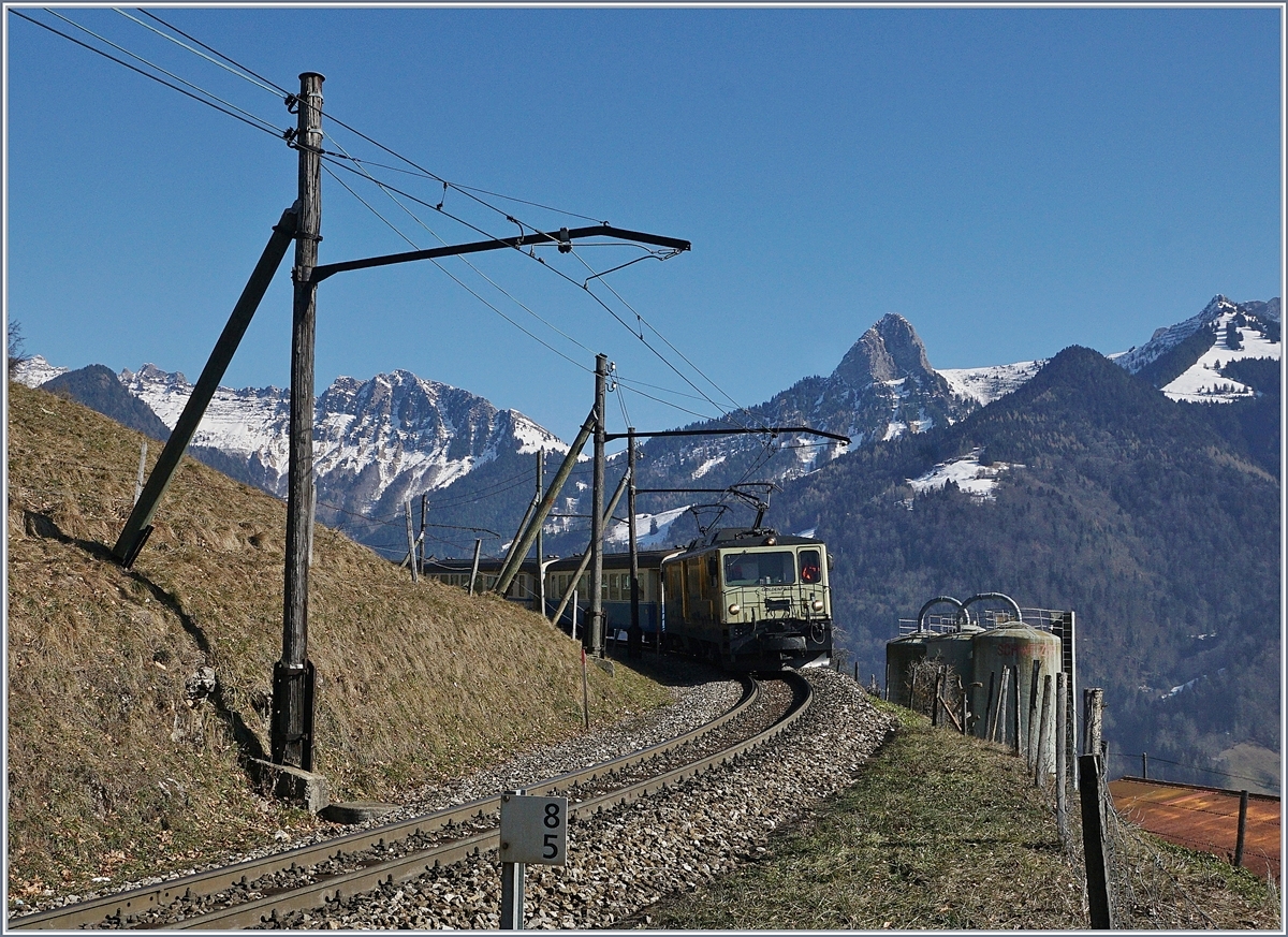 Zwischen Sendy-Sollard und Chamby fährt die MOB GDe 4/4 6003 mit dem Golden Pass Classic in Richtung Montreux.
Das Bild entstand vor vier Jahren, inzwischen sind die Holzmasten ersetzt worden und die GDe 4/4 Serie 6000 sind seit dem Fahrplanwechsel auch aus dem Plandienst ausgeschieden.

15. Februar 2017