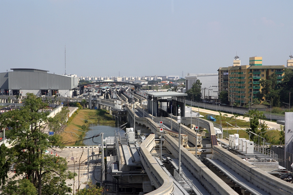 Zwischen der Si Udom Station (YL16) und der Si Lam Station (YL17) befindet sich das MRT Yellow Line Maintenance Center. - Bild vom 11.Dezember 2023.
