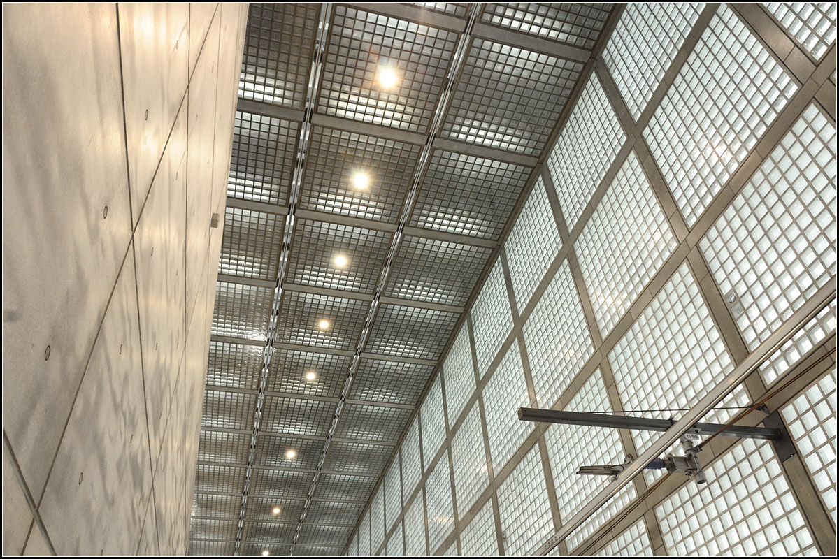 Zwischen Sichtbeton und Glasbaustein -

Architekturimpressionen Bahnhof Leipzig Wilhelm-Leuschner-Platz.

27.08.2017 (J)