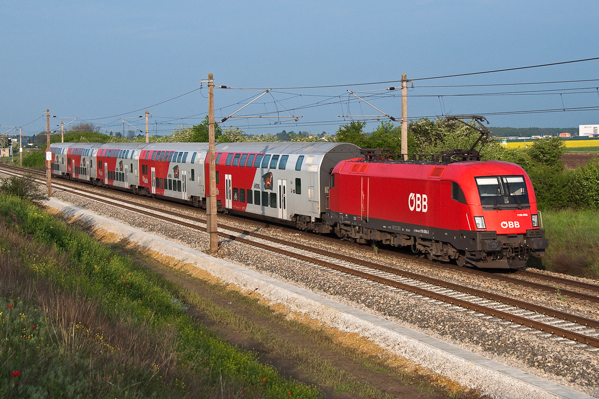 Zwischen Sonnenschein und Gewitterstimmung schiebt 1116 056 den R 2354 nach Breclav. Die Aufnahme entstand am 26.04.2014 bei Helmahof.