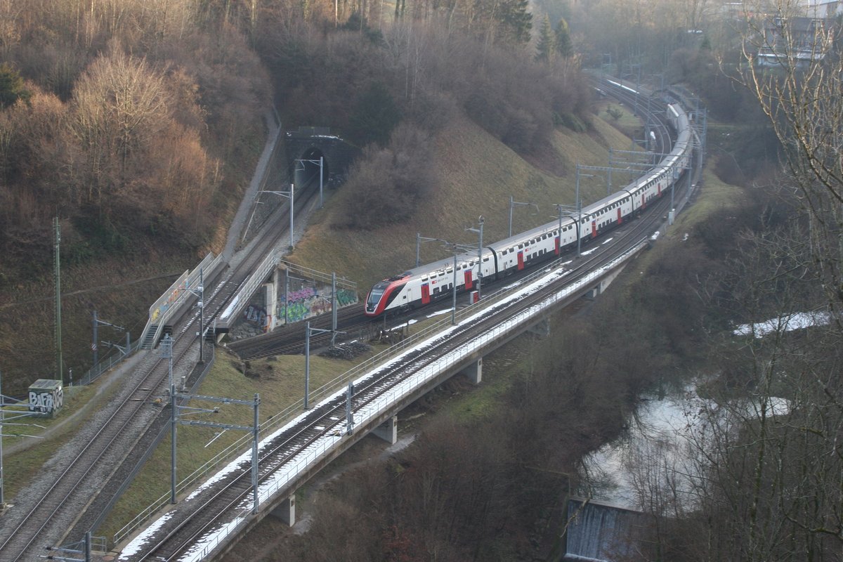 Zwischen St. Gallen und Mörschwil führt die Bahnlinie durch das Steinachtobel. Von der Strasse St. Gallen - Wittenbach aus hat man einen guten Überblick über den ersten Teil des Talabschnitts, das Galgentobel, wo sich das Gleisdreieck der Strecken St. Gallen - Rorschach und St. Gallen - Wittenbach befindet. mit den letzten Sonnenstrahlen am 20. Dezember fing ich den IR 13 in Form des Twindexx RABe 502 *** ein, als er sich auf dem Weg nach Rorschach befand.
St. Gallen Heiligkreuz (Standort), 20.12.2020