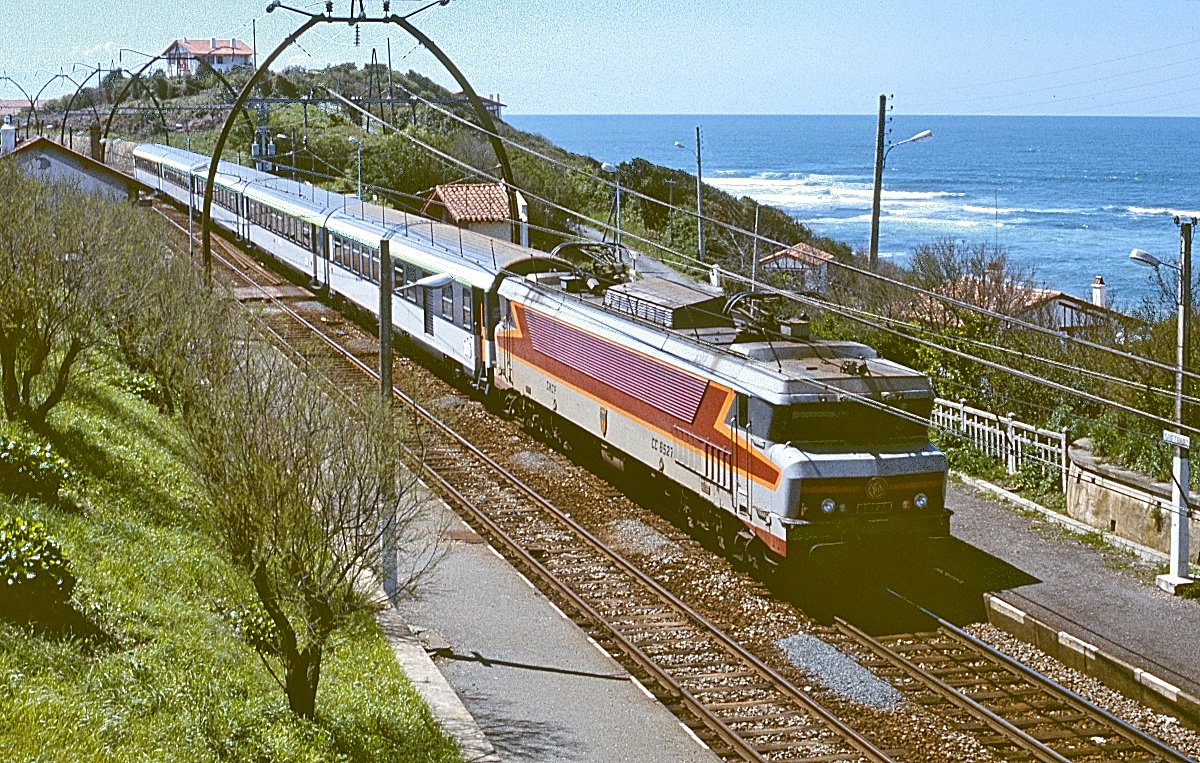 Zwischen St. Jean de Luz und Biarritz liegt die kleine Station Guethary direkt an der Atlantikküste, die die CC-6527 im April 1986 mit einem Schnellzug nach Paris erreicht