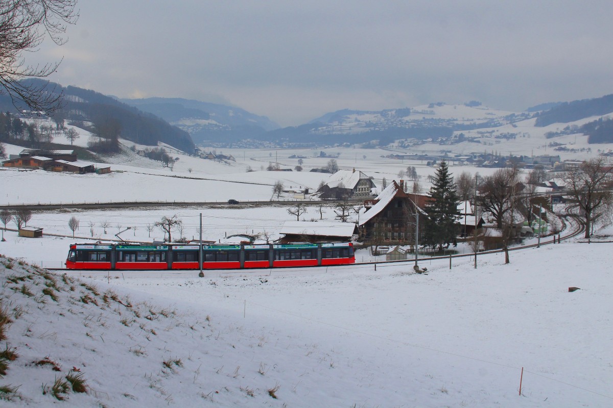 Zwischen Stadt und Land mit der Berner Strassenbahn: Zwei der neun Dienste nach Worb werden von Bernmobil mit ihren Strassenbahnwagen erbracht. Im Bild der von 5- auf 7-teilig verlängerte Combino-Wagen 752 im Aufstieg von Worb, 21.Januar 2016. 