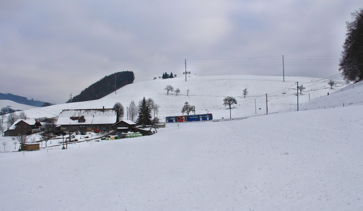 Zwischen Stadt und Land mit der Berner Strassenbahn: Auf der Linie 6 nach Worb werden 7 der 9 Dienste vom Regionalverkehr Bern-Solothurn (RBS) erbracht mit ihren vierteiligen Zweirichtungswagen. Im Bild Wagen 89 im Aufstieg von Worb, 21.Januar 2016. 