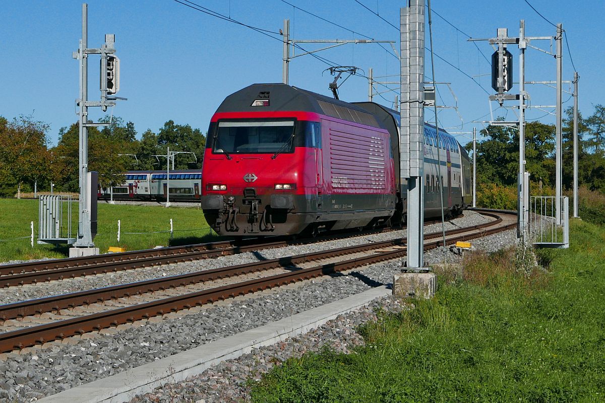 Zwischen den Stationen Berg (TG) und Kehlhof fährt am 03.10.2020 IR75 2128, Konstanz - Zürich, in einem weiten Bogen in das Thurtal hinab.