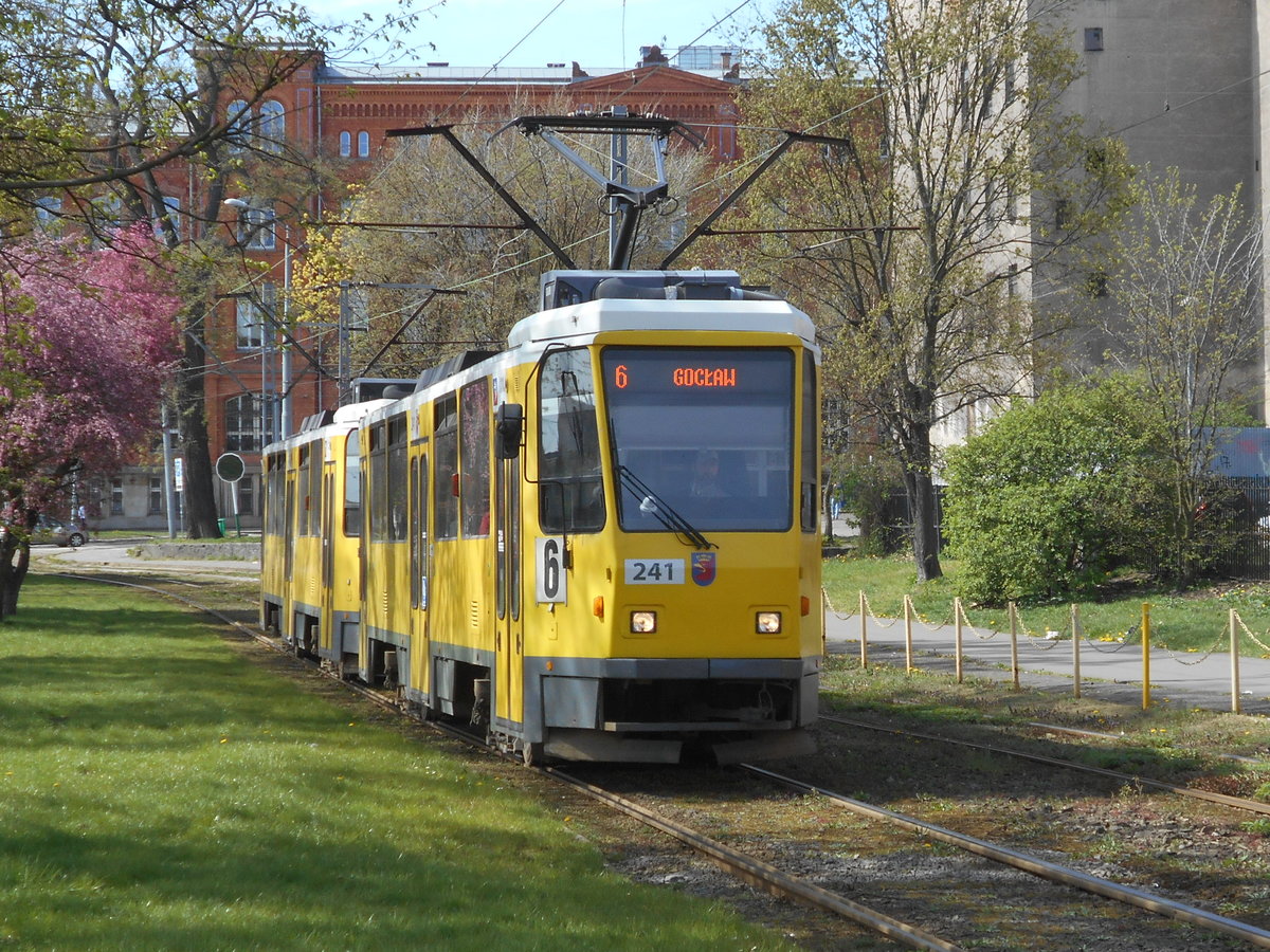 Zwischen den Stationen Dworcowa und Wyszynskiego in Szczecin unterwegs der ehemalige Berliner Tw 241.Aufgenommen am 20.April 2019.