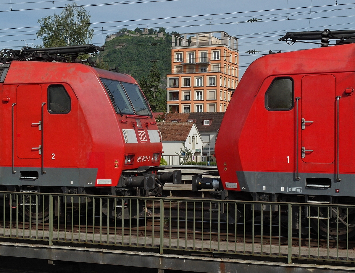 Zwischen den Stirnseiten von zwei Loks der Baureihe 185 eingeschränkter Blick auf den König der Hegauvulkane, den 686 m.ü.M. liegenden Hohentwiel (Singen, 31.05.2015).