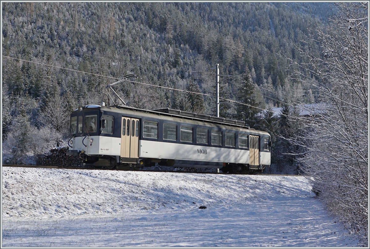 Zwischen Stöckli und Blankenburg ist der MOB Be 4/4 1007 (ex Bipperlisi) auf dem Weg von der Lenk nach Zweisimmen.

3. Dezember 2020