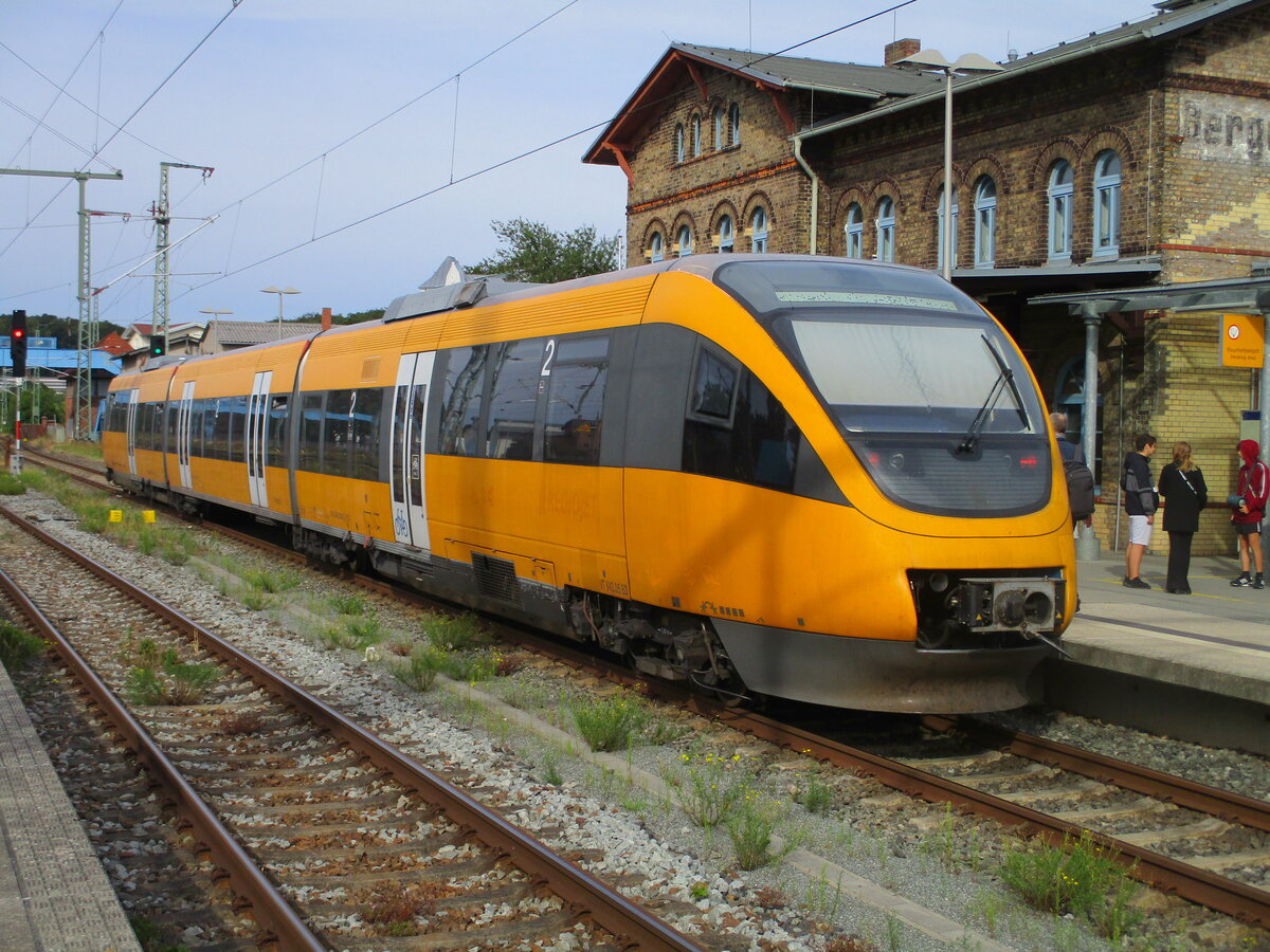Zwischen Stralsund und Binz(und zurück) pendelte,am 06.August 2021,der 643 862.Hier fotografierte ich den Talent in Bergen/Rügen.
