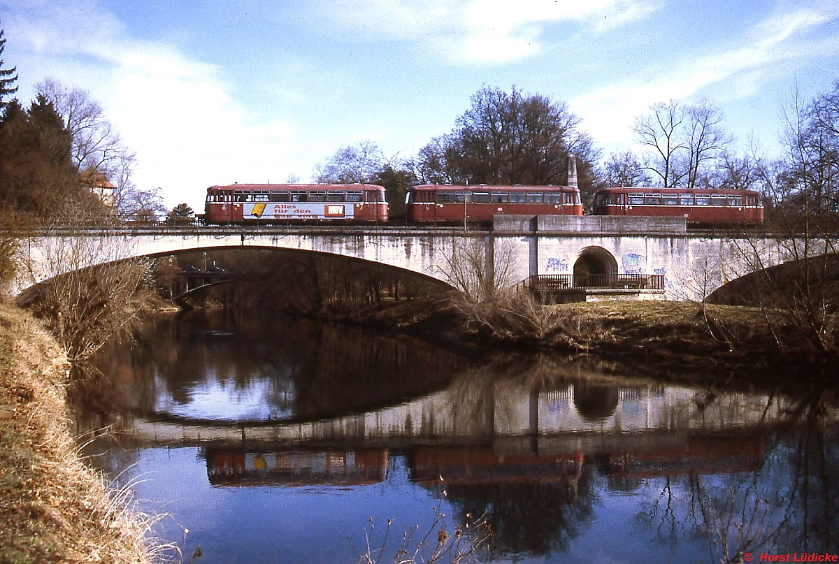 Zwischen Tübingen Hbf. und Tübingen West überquert eine Schienenbusgarnitur im Februar 1997 den Neckar