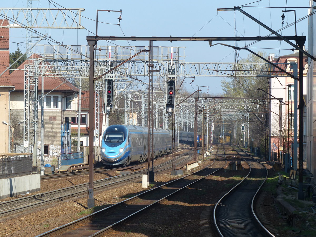 Zwischen Tür und Angel rutschte mir dieser Pendolino durch, der von Gdynia nach Warszawa fährt. Die Strecke Gdansk-Warszawa (ca. 390 km) bewältigt der Zug mit drei Zwischenhalten in 2:39h, was einer Durchschnittsgeschwindigkeit von fast 160 km/h entspricht. Diese Züge werden als EIP (Express Intercity Premium) bezeichnet. Sopot Gl., 10.4.2017