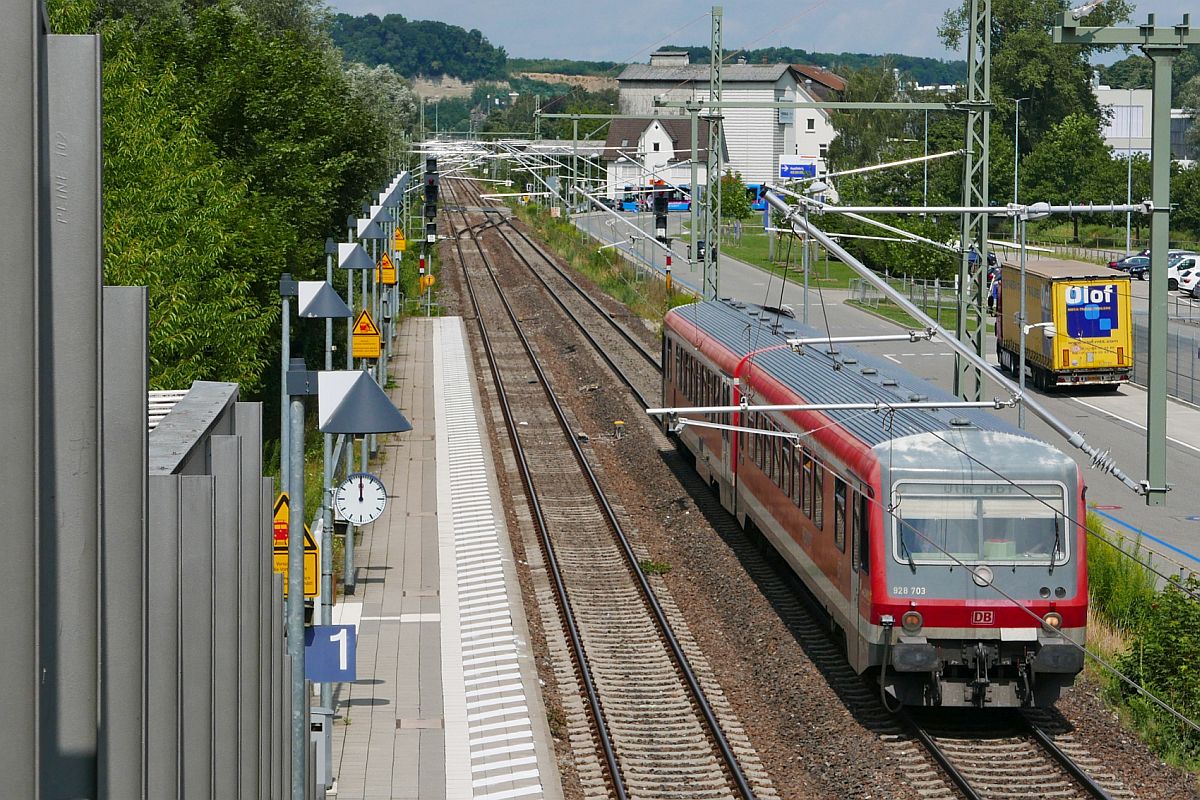 Zwischen Ulm und Aulendorf hngt zwar grtenteils der Fahrdraht, aber bis hier E-Loks/Elektrotriebzge die Leistungen bernehmen, werden noch gut zwei Jahre vergehen. Von Ulm kommend erreicht 928 703 am 06.08.2019 als RB 22645 das Ziel, die Haltestelle Biberach Sd.