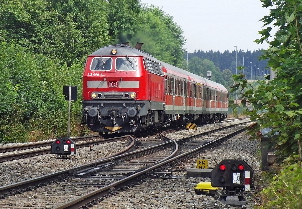 Zwischen Ulm und Erbach fährt 218 409-1 am 07.08.2013 mit IRE 4209 von Ulm nach Lindau Richtung Süden.