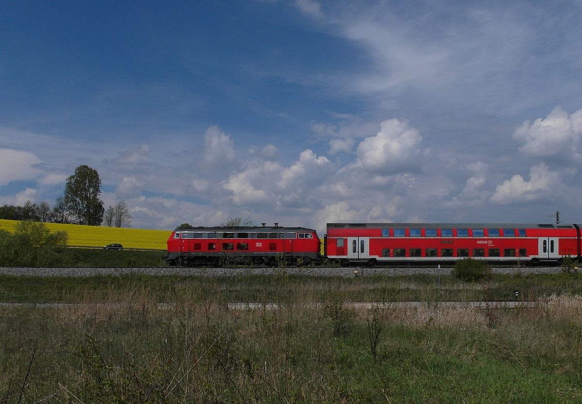 Zwischen Ulm und Erbach fährt der in Ulm mit Ziel Lindau gestartete IRE 4209 am 23.04.2014 am Industriegebiet Ulm-Donautal vorbei.