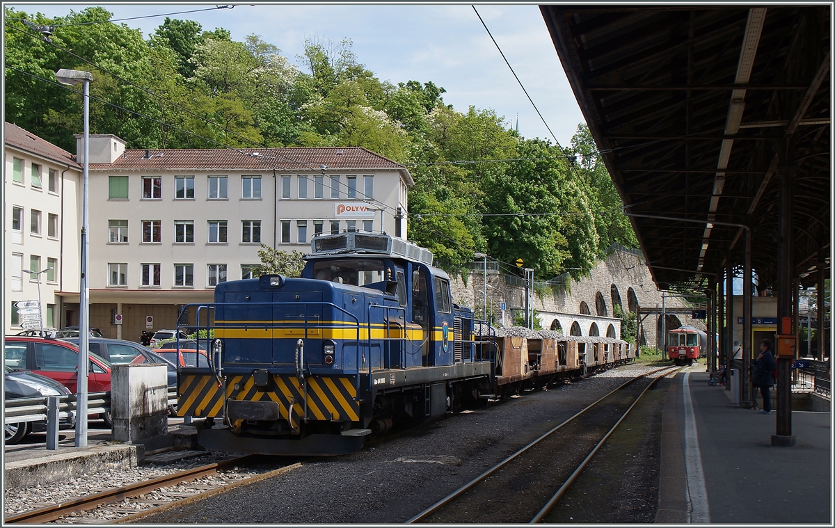 Zwischen Vevey und Blonay werden auf zwei längern Abschnitten die Gleise erneuert. In Vevey wartet die MOB Gm 4/4 2003 vor einigen Schotterwagen auf neuen Aufgaben in der kommenden Woche.
7. Mai 2015