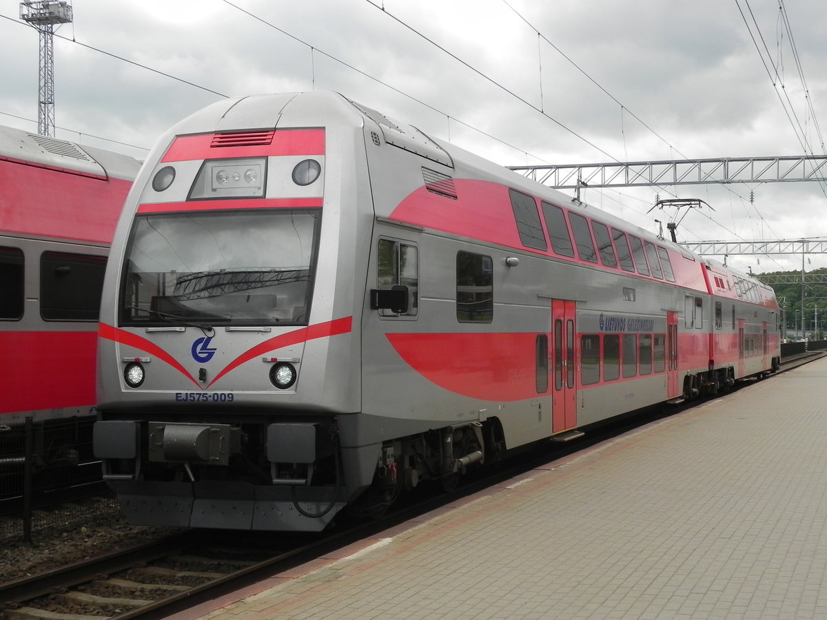 Zwischen Vilnius und Kaunas fahren überwiegend die neuen Doppelstockzüge EJ 575. Sie sind super bequem ausgestattet und laufen sehr ruhig - ein absolut angenehmes Reisen. Hier steht EJ575-009 am 15.05.2016 in Kaunas und wartet auf die Abfahrt nach Vilnius. 