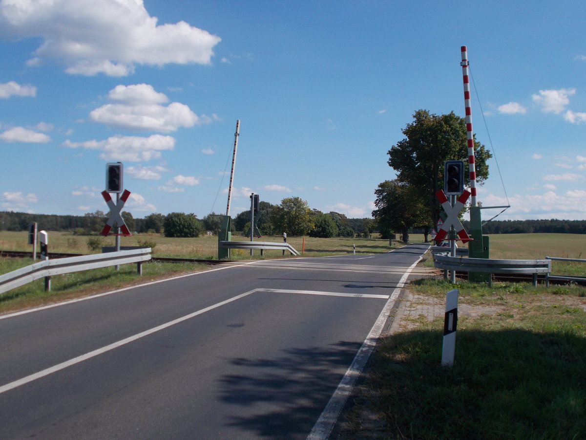 Zwischen Wandlitz und Klosterfelde gelegender Bahnübergang.Aufnahme am 19.August 2016.