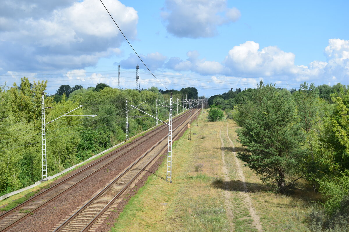 Zwischen Wartenberg und Karower Kreuz sollte auch einst die S-Bahn mal fahren. An vielen Stellen hinter Wartenberg erkennt man die Bauvorleistungen in Form von Brücken und Damm. Hier zusehen an der Magarethenbrücke in Malchow.

Berlin 16.07.2020