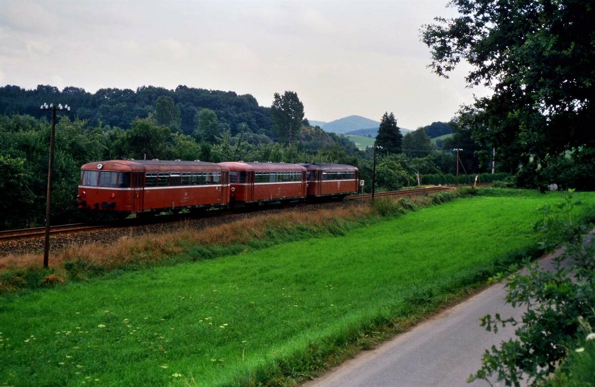 Zwischen Weinheim und F�rth (im Odenwald) war f�r den Nebenbahnfan so etwas wie ein Raum der Gl�ckseligkeit, wenn er Uerdinger Schienenbussen begegnete. Die wenig bekannte Nebenbahn der DB wurde zeitlich viel sp�ter zur S-Bahn und verkehrt nach wie vor.
Datum und Ort unbekannt   