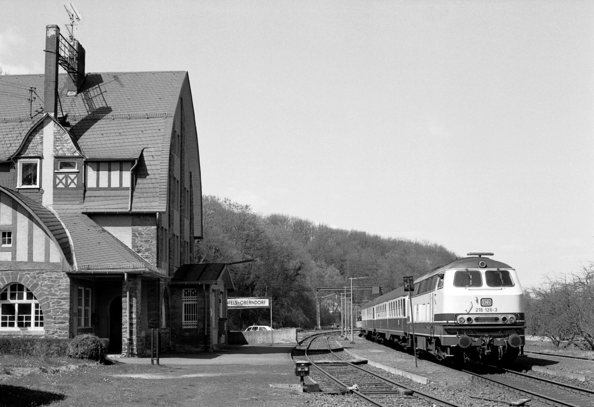 Zwischen Wetzlar und Grävenwiesbach verkehrte lange Jahre ein einziges lokbespanntes Reisezupaar, das keinen (lokbespannten) Gegenzug hatte. Die Rückführung der Zuggarnitur erfolgte über Friedrichsdorf und Friedberg nach Gießen. 216 126 am 7.5.1985 in Braunfels - Oberndorf.