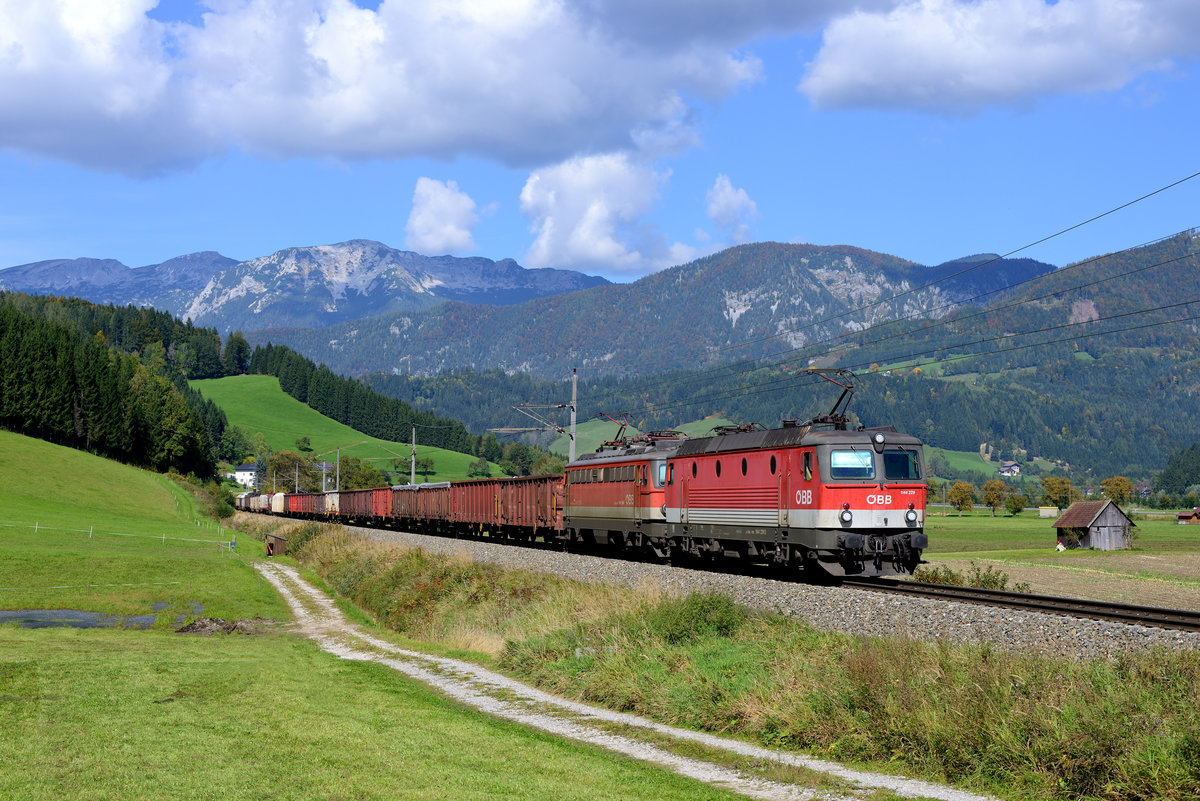 Zwischen Windischgarsten und Spital am Pyhrn konnte ich am 28. September 2017 die 1144.229 und 1142.688 vor einem gemischten Güterzug aufnehmen, hierbei dürfte es sich um eine regulär über die Pyhrnbahn verkehrende Leistung gehandelt haben (28. September 2017).