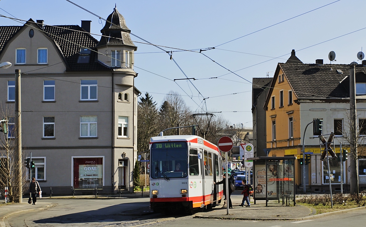 Zwischen Witten und Heven Dorf verläuft die Linie 310 meist eingleisig. M6S ist am 11.03.2015 an der Haltestelle Sprockhöveler Straße angekommen.