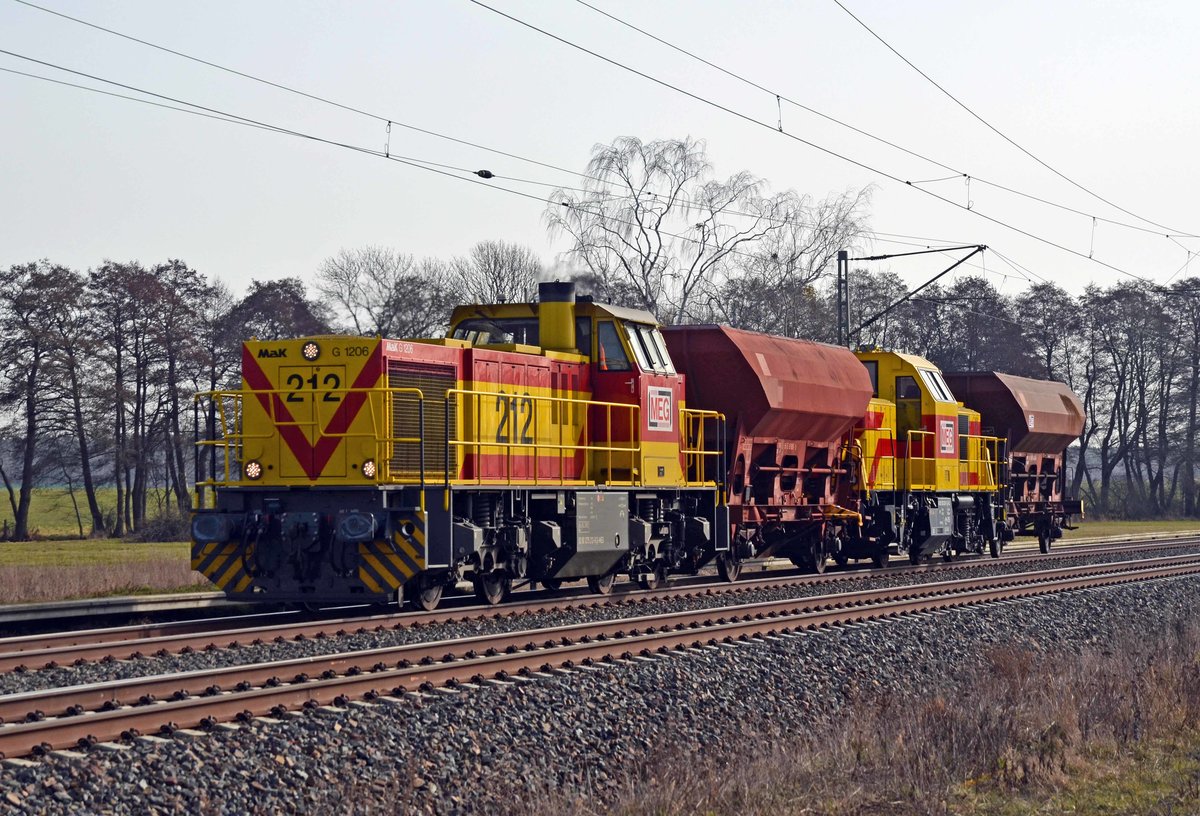 Zwischen zwei Bremswagen eingereiht wurde die MEG-Mietlok 1002 028 am 24.02.21 von 275 212 der MEG durch Jütrichau Richtung Magdeburg geschleppt. 