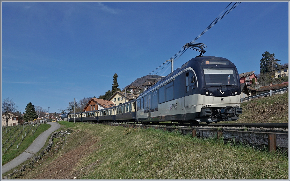 Zwischen zwei MOB ABe 4/4 bzw. Be 4/4 Serie 9000 gereiht verkehrt der MOB GoldenPass von Zweisimmen nach Montreux und konnte in seiner ganzen Länge bei Planchamp aufgenommen werden. 

16. März 2020